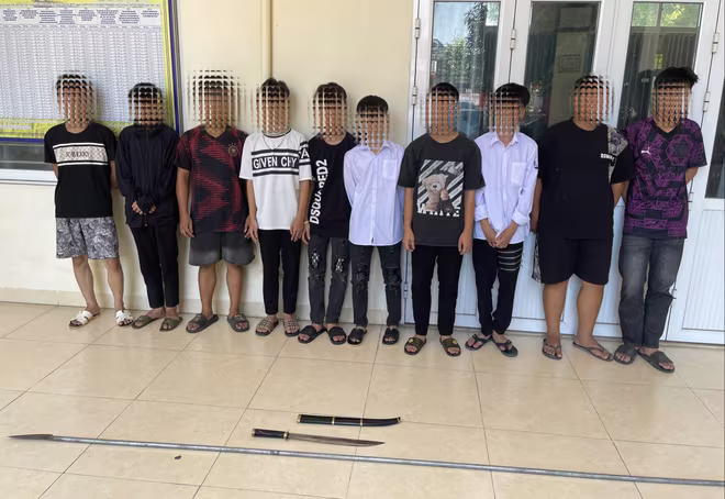 Nhóm thiếu niên mang dao kiếm lạng lách trong đêm ở huyện Ứng Hoà được xác định đều chỉ mới 15, 16 tuổi Nhóm thiếu niên mang dao kiếm lạng lách trong đêm ở huyện Ứng Hoà được xác định đều chỉ mới 15, 16 tuổi