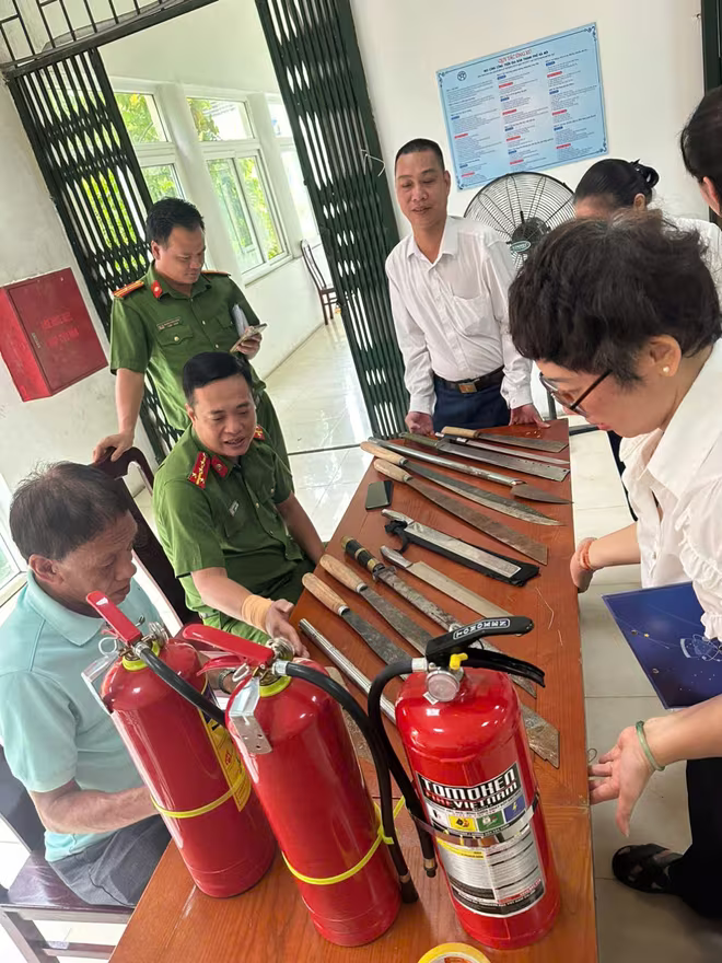 Người dân giao nộp vũ khí, vật liệu nổ và công cụ hỗ trợ đổi bình chữa cháy