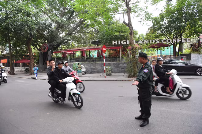 Vẫn còn nhiều trường hợp người điều khiển phương tiện không đội mũ bảo hiểm khi tham gia giao thông Vẫn còn nhiều trường hợp người điều khiển phương tiện không đội mũ bảo hiểm khi tham gia giao thông