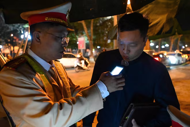 Từ nay đến cuối năm, lực lượng Cảnh sát giao thông sẽ tiếp tục đẩy mạnh, tăng cường kiểm tra, xử lý vi phạm nồng độ cồn nhằm hạn chế tai nạn giao thông do "cồn" gây ra Từ nay đến cuối năm, lực lượng Cảnh sát giao thông sẽ tiếp tục đẩy mạnh, tăng cường kiểm tra, xử lý vi phạm nồng độ cồn nhằm hạn chế tai nạn giao thông do "cồn" gây ra