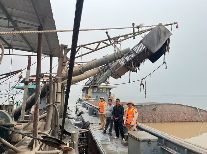 Các đối tượng bị phát hiện khi đang khai thác cát trái phép trên sông Hồng Các đối tượng bị phát hiện khi đang khai thác cát trái phép trên sông Hồng