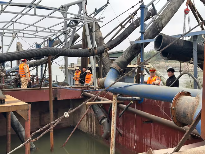 Lực lượng chức năng đã bắt giữ ba tàu hút cát trái phép trên sông Hồng Lực lượng chức năng đã bắt giữ ba tàu hút cát trái phép trên sông Hồng