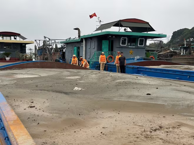 Hành vi khai thác cát trái phép của các đối tượng gây ảnh hưởng nghiêm trọng tới môi trường Hành vi khai thác cát trái phép của các đối tượng gây ảnh hưởng nghiêm trọng tới môi trường