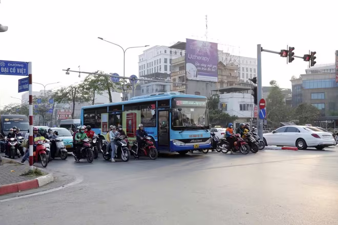 Người dân tự giác chấp hành đèn tín hiệu, khiến vi phạm liên quan đến vượt đèn đỏ giảm mạnh Người dân tự giác chấp hành đèn tín hiệu, khiến vi phạm liên quan đến vượt đèn đỏ giảm mạnh