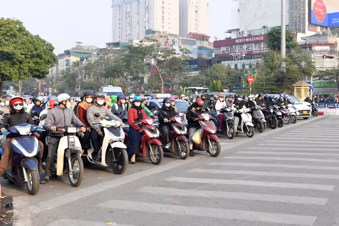 Người dân nghiêm túc chấp hành luật lệ giao thông... Người dân nghiêm túc chấp hành luật lệ giao thông...