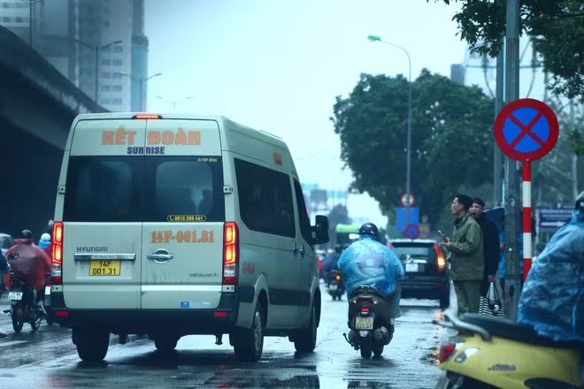 Việc xe khách, xe hợp đồng dừng, đỗ sai quy định gây nguy cơ ùn tắc, tai nạn giao thông cao trong thời tiết mưa phùn ở Hà Nội Việc xe khách, xe hợp đồng dừng, đỗ sai quy định gây nguy cơ ùn tắc, tai nạn giao thông cao trong thời tiết mưa phùn ở Hà Nội