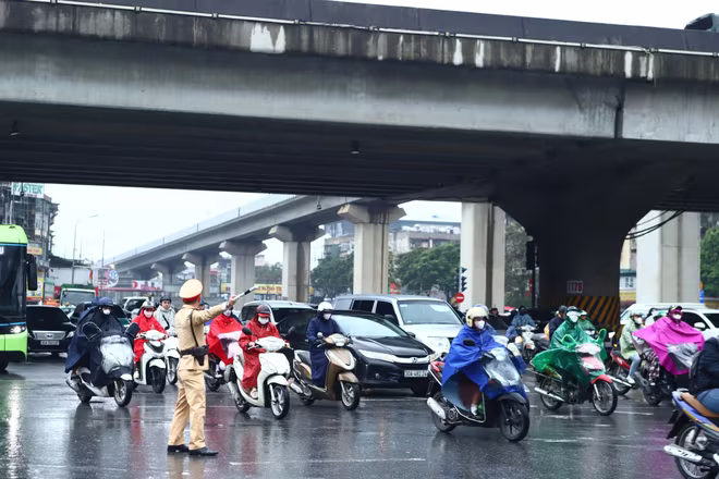 Trời mưa khiến các phương tiện di chuyển chậm và bị hạn chế tầm nhìn Trời mưa khiến các phương tiện di chuyển chậm và bị hạn chế tầm nhìn