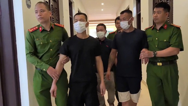 Trước đó, Cảnh sát hình sự Hà Nội đã đưa về trụ sở 3 đối tượng có liên quan đến nhóm &quot;lợn rừng&quot; để điều tra làm rõ