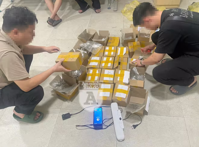 Cần sa được các đối tượng ngụy trang trong những gói hàng, giao cho khách thông qua dịch vụ "giao hàng công nghệ" Cần sa được các đối tượng ngụy trang trong những gói hàng, giao cho khách thông qua dịch vụ "giao hàng công nghệ"