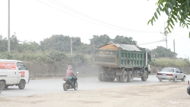 Xe quá tải chạy trên đường Quốc lộ 3 đoạn qua xã Mai Lâm gây bụi mờ mịt