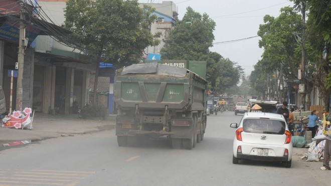 ... nên tranh thủ các xe khác nhận thông tin là chuyển hướng, bất chấp đường cấm