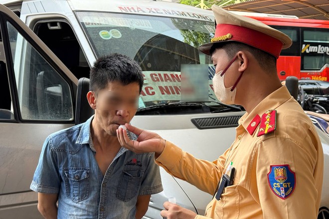 Đội Cảnh sát giao thông số 6 duy trì kiểm tra vi phạm nồng độ cồn và ma túy đối với lái xe khách