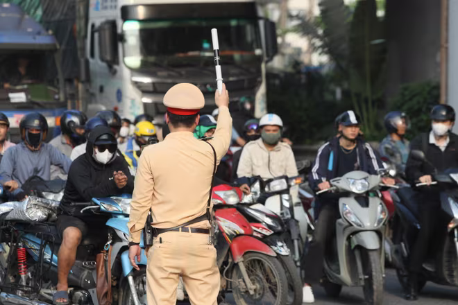 Lực lượng Cảnh sát giao thông căng mình làm nhiệm vụ hướng dẫn người dân trên hành trình rời Thủ đô Hà Nội Lực lượng Cảnh sát giao thông căng mình làm nhiệm vụ hướng dẫn người dân trên hành trình rời Thủ đô Hà Nội