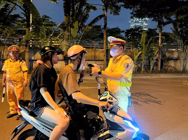Đội Cảnh sát giao thông số 3 triển khai các tổ công tác kiểm tra nồng độ cồn Đội Cảnh sát giao thông số 3 triển khai các tổ công tác kiểm tra nồng độ cồn