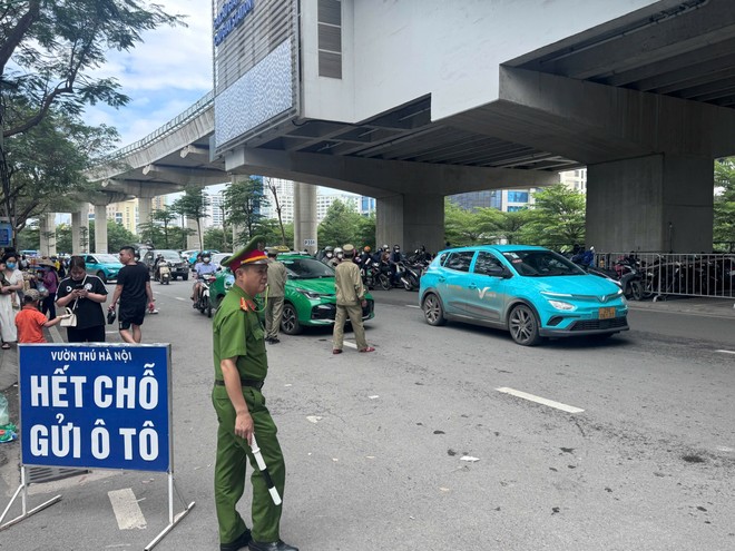 Lực lượng Công an phường triển khai phân luồng vòng ngoài...