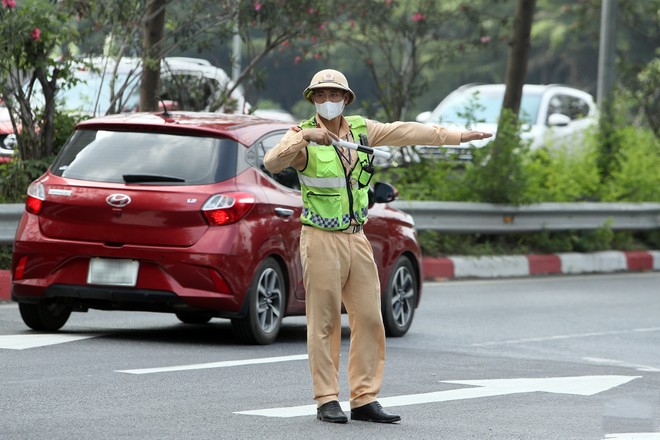 Lực lượng Cảnh sát giao thông miệt mài trên từng tuyến đường, đồng hành cùng bà con trên hành trình trở lại Thủ đô