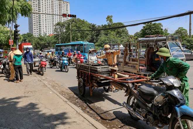 Không chỉ mất mỹ quan đô thị mà còn gây nguy cơ tai nạn giao thông