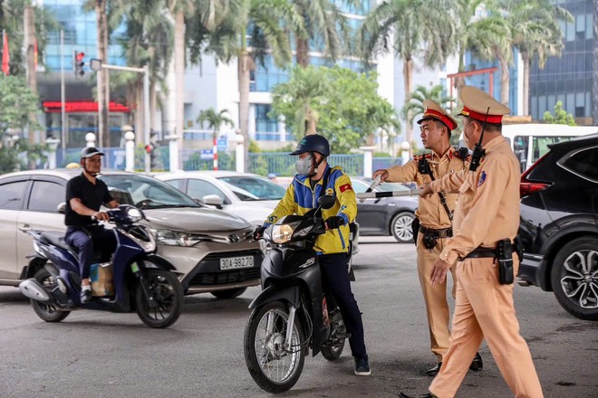 Giữa những dòng xe đúng làn, đúng phần đường, đúng tín hiệu đèn, tài xế &quot;xe ôm&quot; công nghệ này vẫn vượt đèn, len lỏi vượt qua các xe bất chấp nguy hiểm
