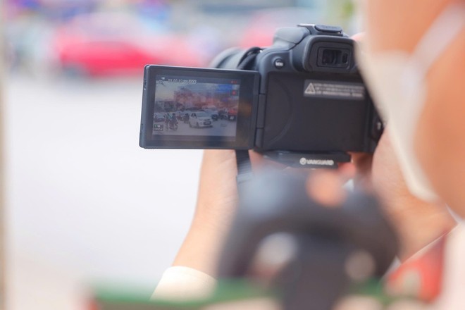 Không chỉ cắm chốt, lực lượng Cảnh sát giao thông còn phải sử dụng camera để ghi hình, tránh trường hợp người vi phạm không thừa nhận hành vi