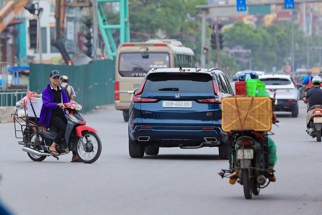 Tình trạng vi phạm giao thông vẫn tiếp tục tái diễn, đặc biệt là những lỗi nguy cơ gây tai nạn giao thông cao như vượt đèn đỏ, đi ngược chiều