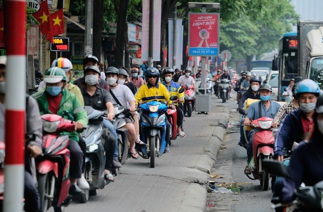 Những hình ảnh vi phạm giao thông diễn ra phổ biến vào giờ cao điểm tại Hà Nội