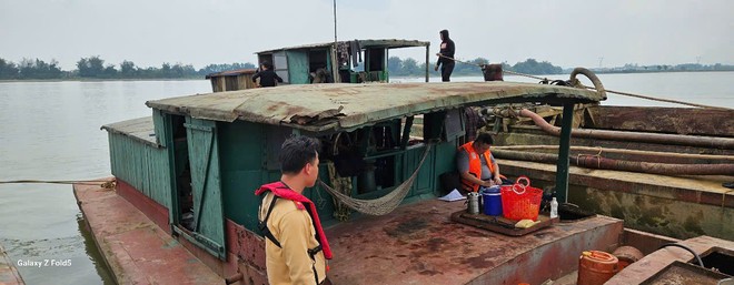 Các đối tượng khai thác, mua bán, vận chuyển cát trái phép với quy mô lớn