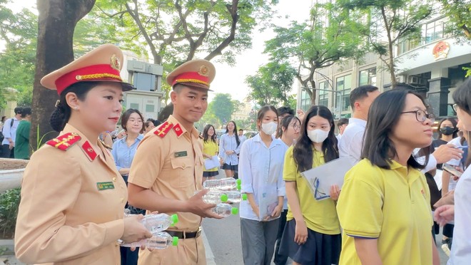 Không chỉ tặng nước mà các chiến sĩ Cảnh sát giao thông còn gửi lời chúc tới các thí sinh