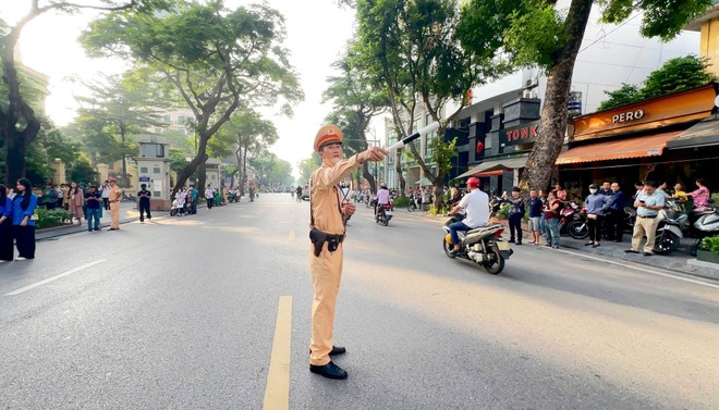 Lực lượng Cảnh sát giao thông có mặt phân luồng từ rất sớm