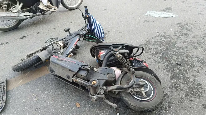 Nhiều phương tiện bị đâm trúng đổ ra đường