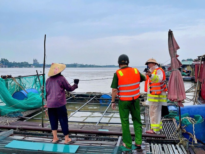 Đội Cảnh sát đường thủy số 2 cùng Công an xã Bát Tràng hướng dẫn người dân ứng phó bão