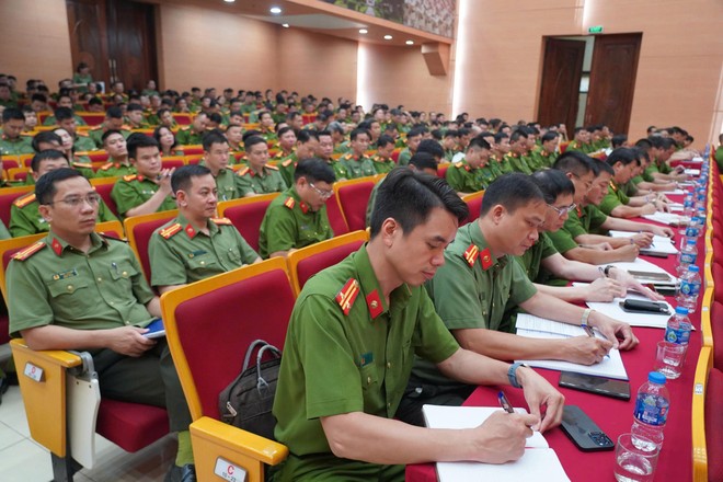 Đại diện các đơn vị tập trung lắng nghe các ý kiến của Lãnh đạo Cục, CATP, nhằm tiếp thu, ứng dụng trong công tác đấu tranh, phòng chống tội phạm công nghệ cao tại địa bàn