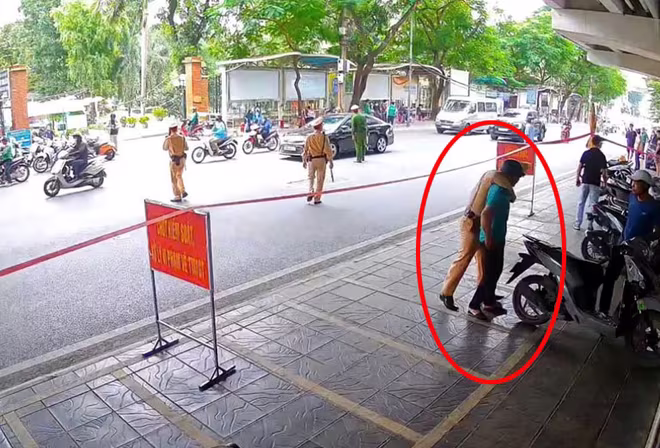 Đối tượng có ý định bỏ chạy nhưng đã bị khống chế Đối tượng có ý định bỏ chạy nhưng đã bị khống chế