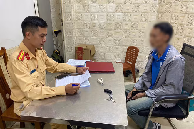 Người này thừa nhận, đã sử dụng "ma túy đá" tại nhà một người bạn cách đó hai ngày và đang trên đường từ Quảng Ninh lên Hà Nội đón khách Người này thừa nhận, đã sử dụng "ma túy đá" tại nhà một người bạn cách đó hai ngày và đang trên đường từ Quảng Ninh lên Hà Nội đón khách