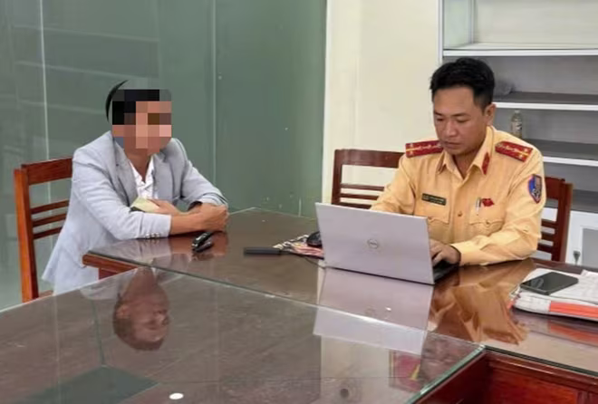 Tài xế lùi xe ô tô lao xuống ruộng được xác định vi phạm nồng độ cồn vượt mức kịch khung Tài xế lùi xe ô tô lao xuống ruộng được xác định vi phạm nồng độ cồn vượt mức kịch khung