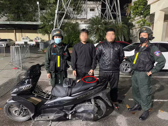 Các đối tượng được phát hiện mang theo tay đấm bằng kim loại...