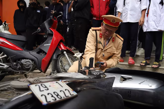 CSGT kiểm tra, xử lý trường hợp cất biển số trong cốp xe