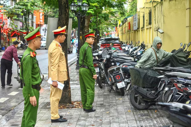 Đội CSGT đường bộ số 2 phối hợp Công an phường Ba Đình kiểm tra bãi trông giữ xe cạnh trường Phan Đình Phùng