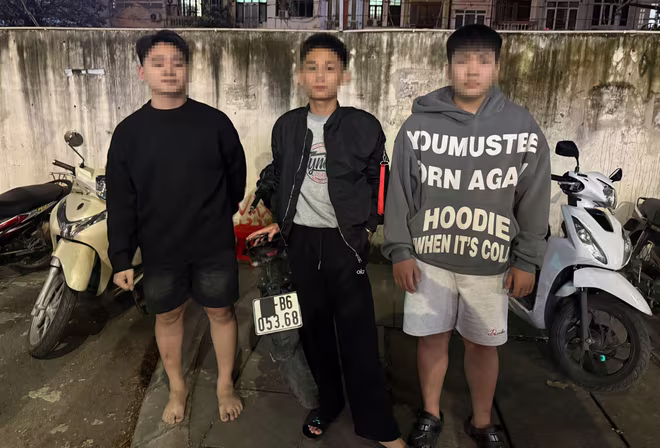 Đi xe không rõ nguồn gốc, ba thanh niên "bỏ của chạy lấy người" khi bị tổ công tác 141 chặn giữ Đi xe không rõ nguồn gốc, ba thanh niên "bỏ của chạy lấy người" khi bị tổ công tác 141 chặn giữ