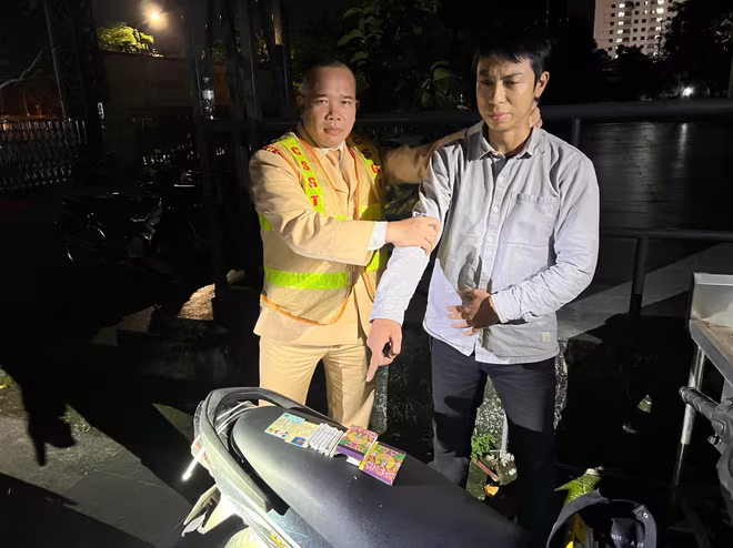 Lê Việt Phương bị tổ công tác 141 chặn dừng khi đang điều khiển xe máy có biểu hiện không tỉnh táo