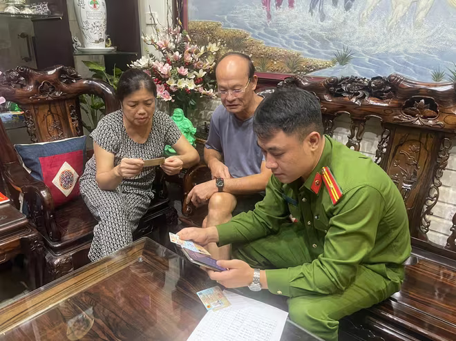 Công an phường Tây Hồ thành lập các tổ công tác đến từng nhà tuyên truyền, hướng dẫn người dân