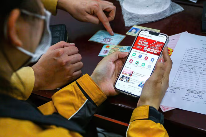 Người dân khai báo thông tin trên ứng dụng iHanoi