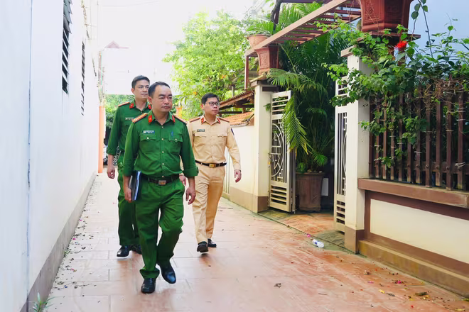 Cảnh sát giao thông và Công an xã Mê Linh xuống từng tổ dân phố hướng dẫn người dân thực hiện khai báo