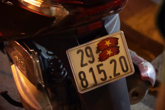 Rất nhiều xe máy che dán biển kiểm soát để "né" camera AI Rất nhiều xe máy che dán biển kiểm soát để "né" camera AI