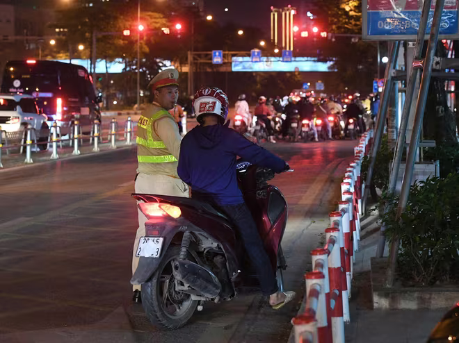 Trường hợp dùng khẩu trang che biển số bị xử lý trên đường Võ Chí Công Trường hợp dùng khẩu trang che biển số bị xử lý trên đường Võ Chí Công