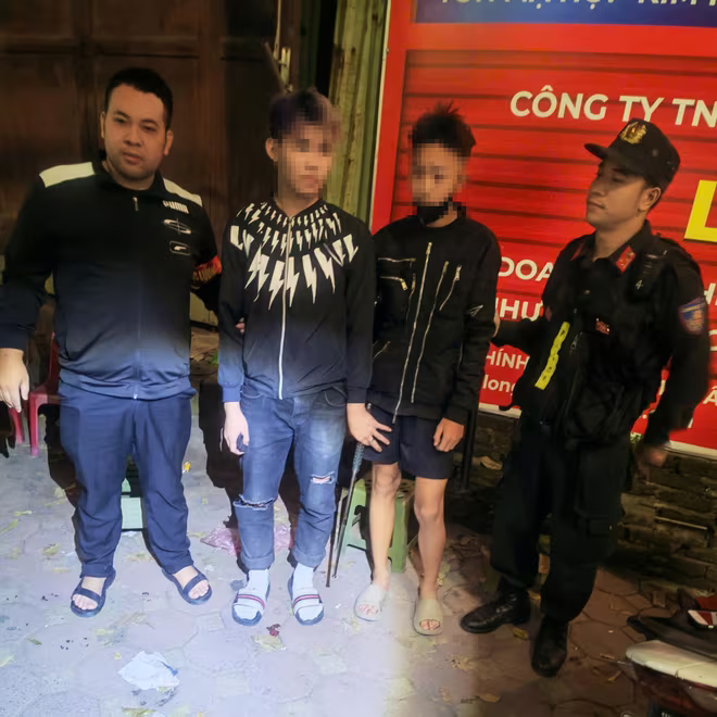 Hai thiếu niên 16 và 14 tuổi (giữa) được phát hiện mang theo gậy 3 khúc với mục đích... phòng thân Hai thiếu niên 16 và 14 tuổi (giữa) được phát hiện mang theo gậy 3 khúc với mục đích... phòng thân