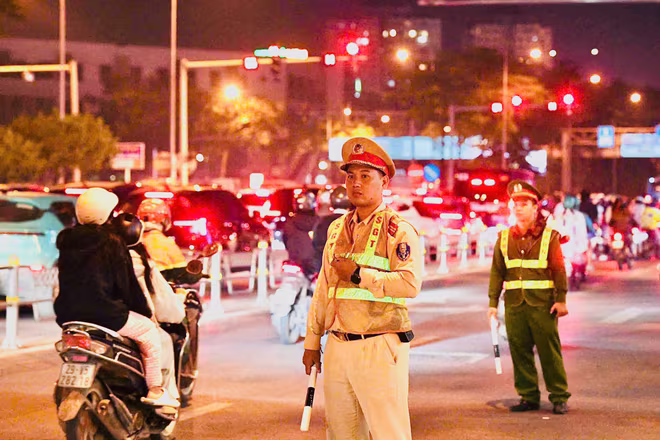 Các tổ công tác tuần tra kiểm soát trên các tuyến... Các tổ công tác tuần tra kiểm soát trên các tuyến...
