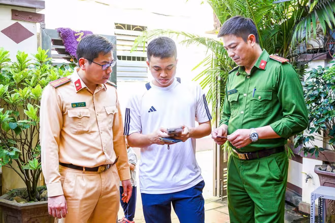 Nhiều tổ công tác bao gồm Cảnh sát giao thông và Công an cơ sở đã được phân công đến từng khu dân cư, hộ gia đình để hướng dẫn trực tiếp người dân kê khai thông tin