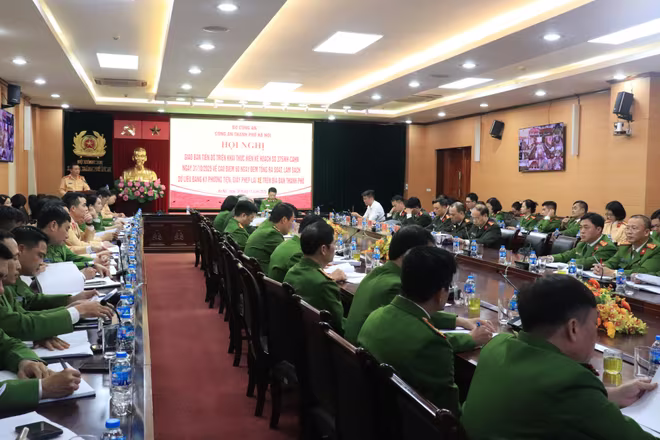 Các đơn vị nghiêm túc lắng nghe, trao đổi để việc triển khai &quot;chiến dịch&quot; cao điểm làm sạch dữ liệu phương tiện và giấy phép lái xe một cách hiệu quả