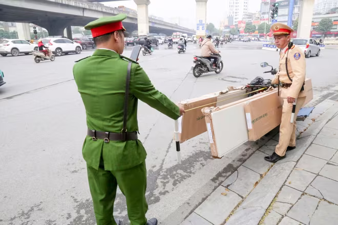 Những chiếc xe chở hàng như thế này tiềm ẩn nguy cơ va quệt dẫn tới tai nạn giao thông tăng cao