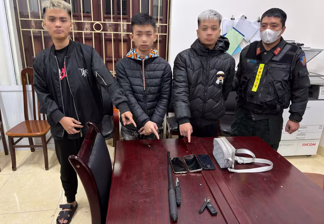 Nhóm đối tượng &quot;kẹp ba&quot; không mũ bảo hiểm bị phát hiện mang theo &quot;vũ khí nóng&quot;